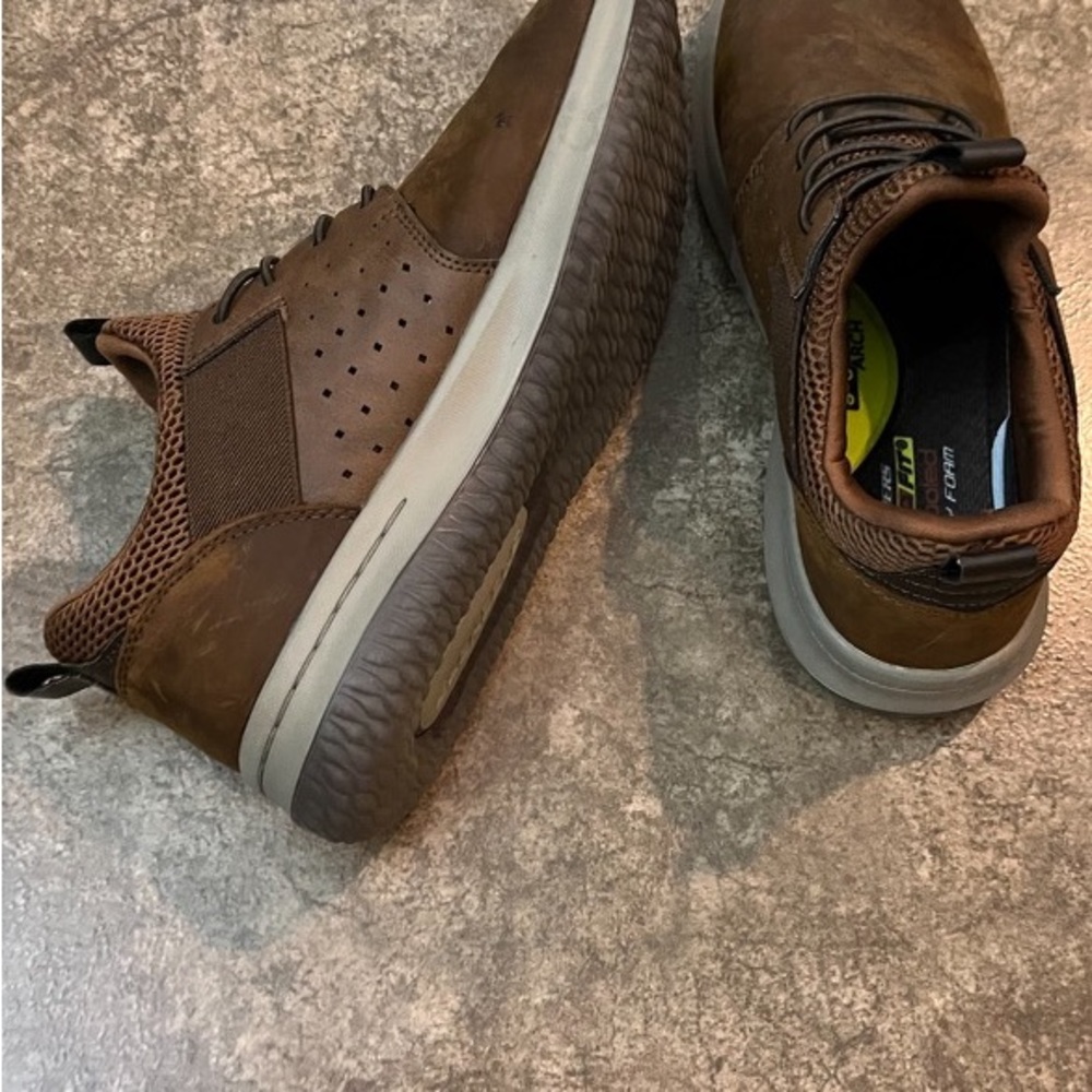 A sketchers shoe in size 8 for men.